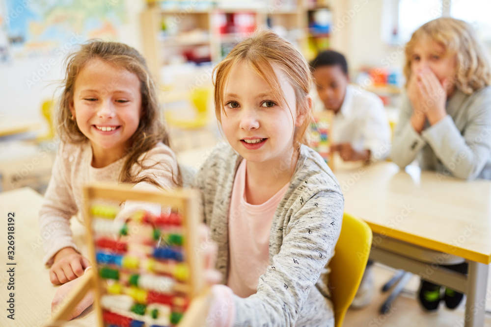 Zwei Mädchen als Schüler in der Mathe Klasse