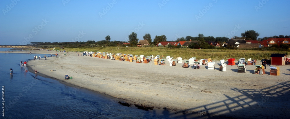 Fototapeta premium Wustrow, links und rechts der Seebrücke