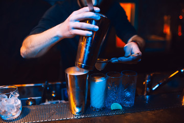 Sierkussen Bar Barman schenkt roze cocktail uit  © Andrian