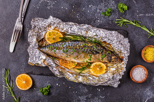Konstfotografi Mackerel baked in foil with spices