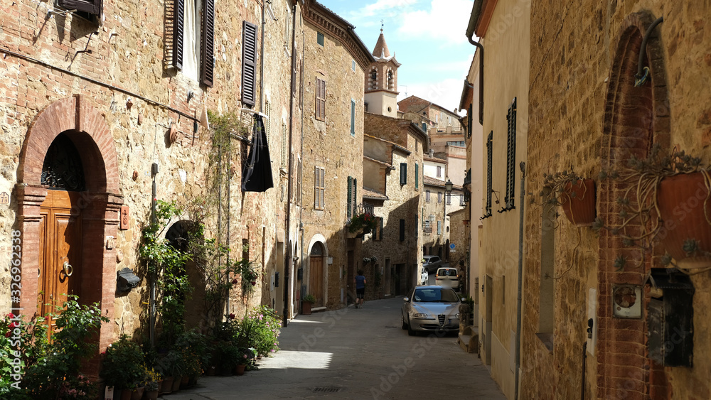 Il villaggio di Montisi nelle Crete Senesi, in Toscana