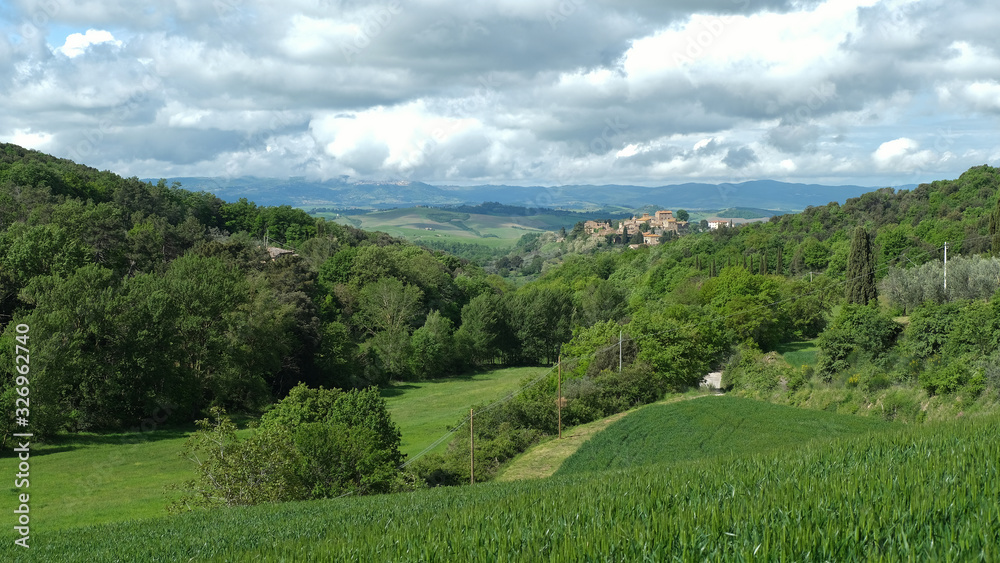 Panorama del villaggio di Montisi nel territorio municipale di Montalcino, in Toscana