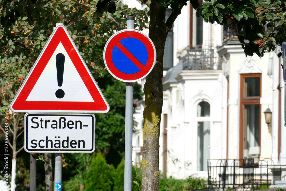 Verkehrsschild Gefahrstelle, Straßenschäden, Halteverbot, Wohnastraße, Bremen, Deutschland, Europa