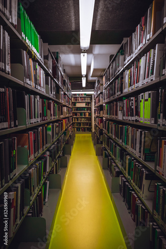 Foto Amazing and Symetric Library
