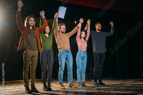 Fotografi happy actors and actresses bowing on stage
