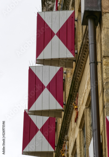 Bunte Fensterladen an einer historischen Fassade in Münster