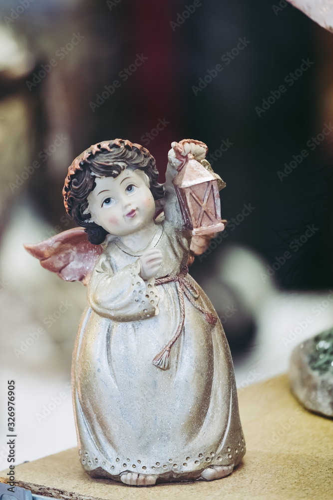 Figurine d'un ange qui porte une lanterne