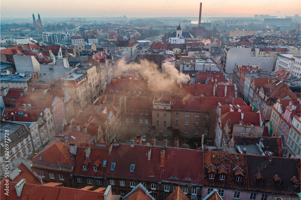 Dymy z kominów budynków mieszkalnych kolo Starego Rynku, Poznan - obrazy, fototapety, plakaty 