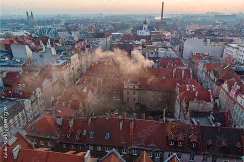 Dymy z kominów budynków mieszkalnych kolo Starego Rynku, Poznan