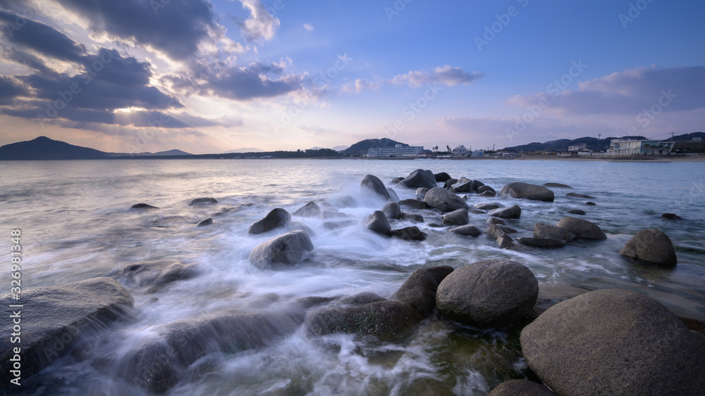 朝の海