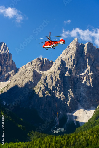 Transporthubschrauber Helikopter Spezial Doppelrotor Schwerlast Lift Baustelle tragen Seil Experten Einsatz Italien Dolomiten Sexten Hochpustertal Schweizer Spezialisten Ladung