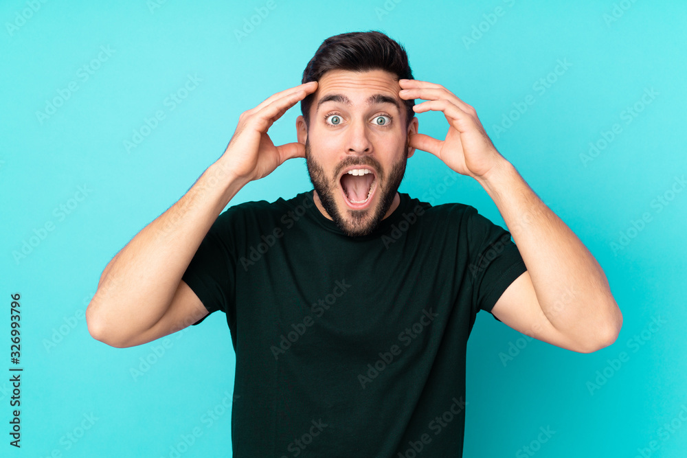 Caucasian handsome man isolated on blue background with surprise expression - obrazy, fototapety, plakaty 