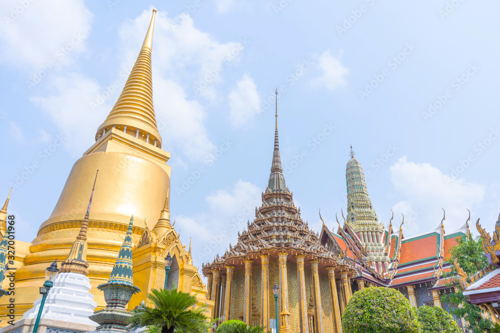 Fototapeta premium Emerald Buddha Temple And the royal palace Bangkok, Thailand and Blue sky background