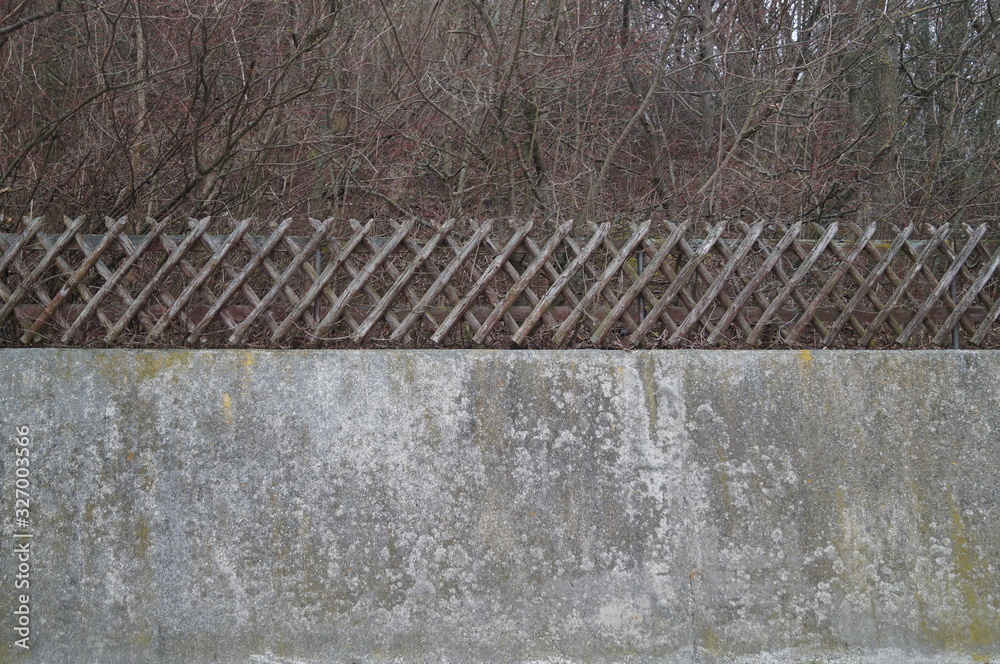 The hunter fence, also scissor fence or cross fence, is an inexpensive wooden fence that used to be set up to protect against bite. It consists of x-shaped slats that overlap. The hunter fence, also scissor fence or cross fence, is an inexpensive wooden fence that used to be set up to protect against bite. It consists of x-shaped slats that overlap.