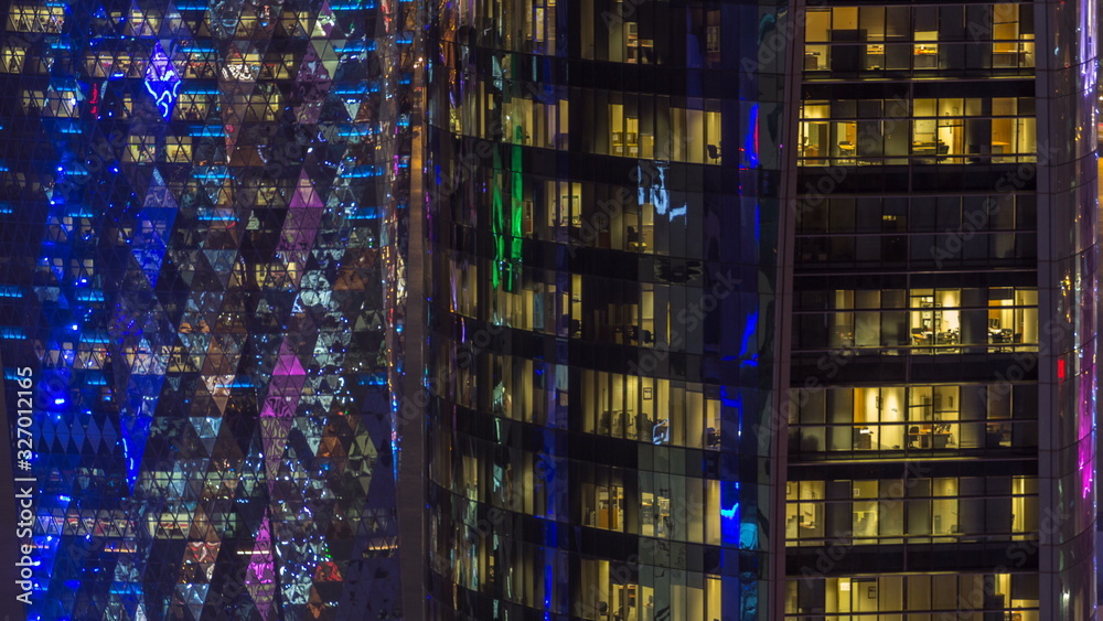 Obraz premium Windows timelapse of the multi-storey building of glass and steel office lighting and working people within