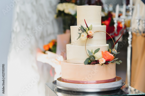 A wonderful wedding cake detail. The flowers look real, but are really edible sugar flowers!