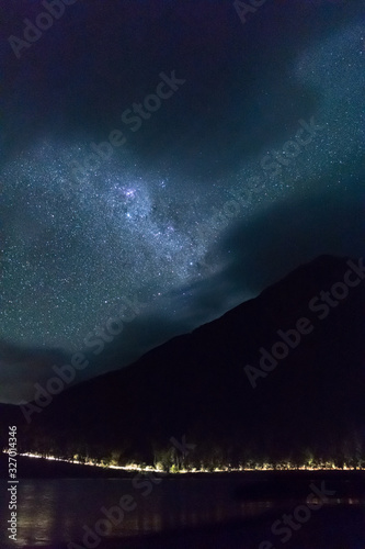 Postal nocturna en la inmensidad del cielo de la Patagonia Argentina