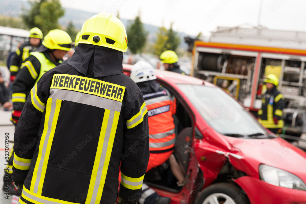 Fototapeta premium Feuerwehr während einer Rettungsübung
