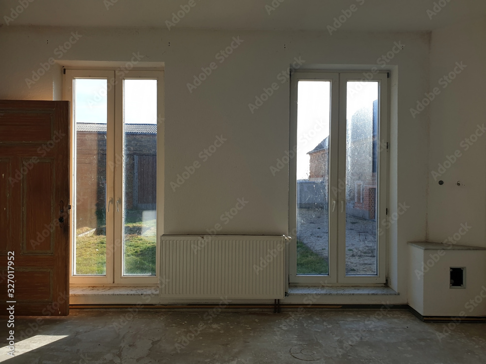 Fototapeta premium Bodentiefe Fenster Sanierung einer Wohnung