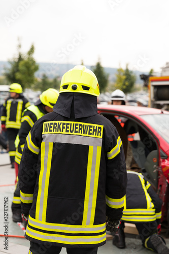 Feuerwehr während einer Rettungsübung photo