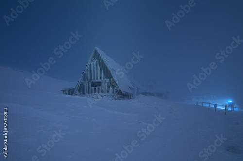 Fototapeta Naklejka Na Ścianę i Meble -  cottage in the mountains, winter night