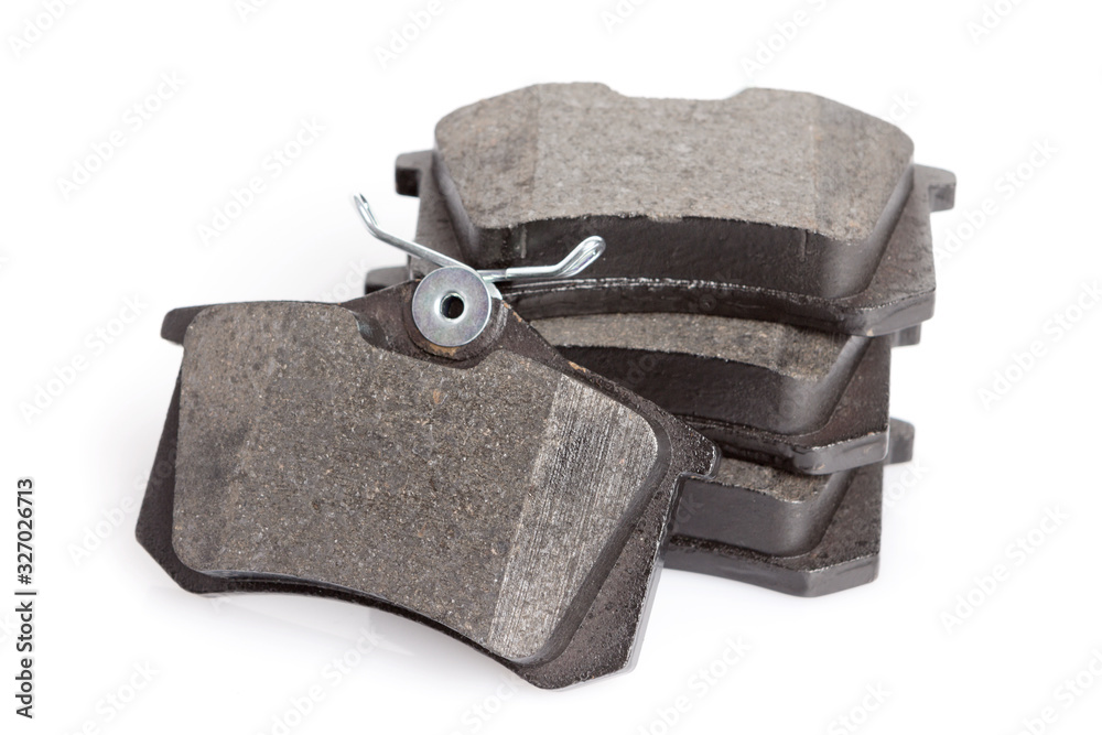 Plaquettes de frein pour voiture isolées sur fond blanc Plaquettes de frein pour voiture isolées sur fond blanc