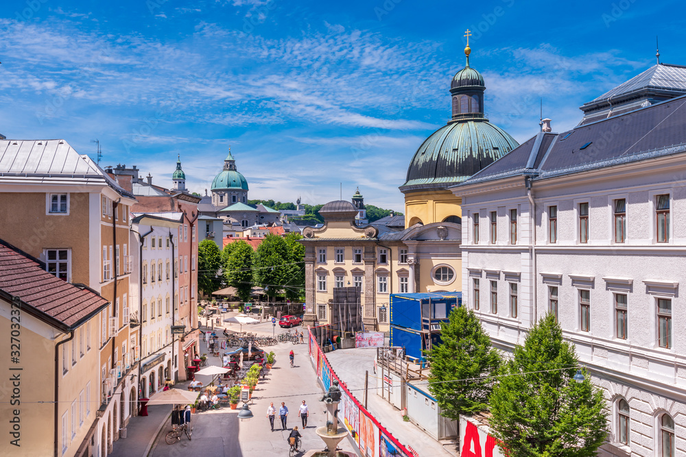 Naklejka premium SALZBURG, AUSTRIA, JUNE 9, 2017: TOURISTS ON THE STREETS OF OLD TOWN.