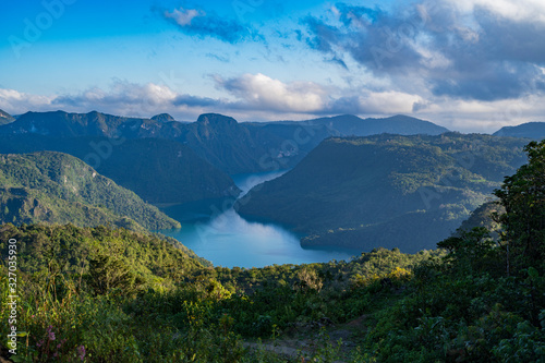 Laguna Brava o Yolnajab . Se encuentra a 1142 metros sobre el nivel del mar   tiene 3 8 km   de superficie  una de las lagunas ex  ticas en Nent  n  Huehuetenango  Guatemala 