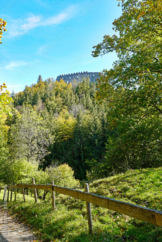 Blick auf Burgruine Eisenberg in Bayern mit Landschaft