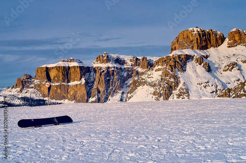 Fototapeta Naklejka Na Ścianę i Meble -  Beautiful panoramic view to the Sellaronda - the largest ski carousel in Europe - skiing the four most famous passes in the Dolomites (Italy), extraordinary snowy peaks of the dolomites, southern alps