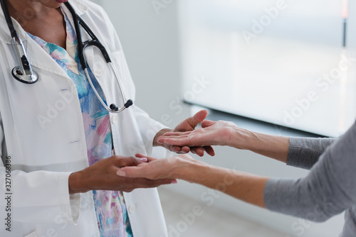 Tableau sur toile Hands of a doctor holding hands of elderly patient