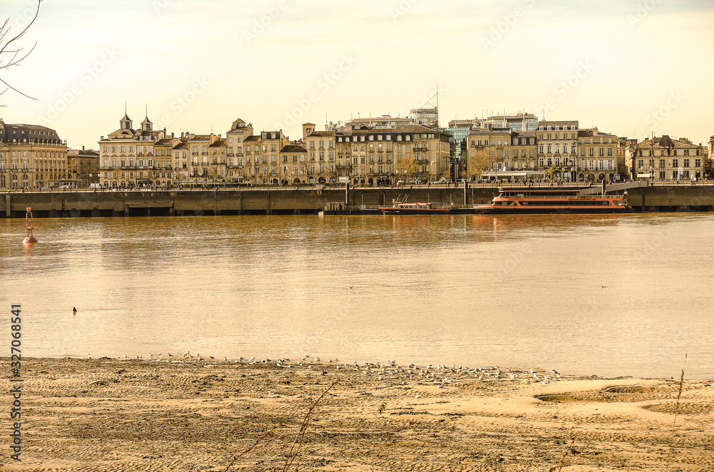 Discovery of Bordeaux city : view of the center town from the other side of the Garonne river
