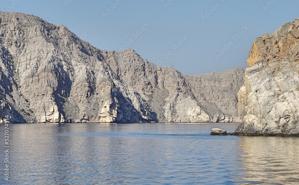 gesteinschichten hintergrund fjorde im oman