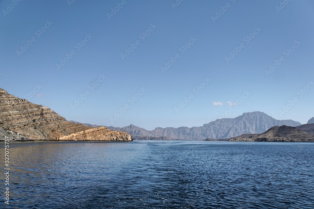 fjordlandschaft und dhau im oman