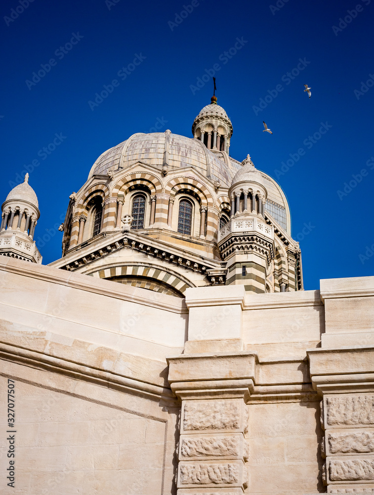 église cathédrale sur ciel bleu église cathédrale sur ciel bleu