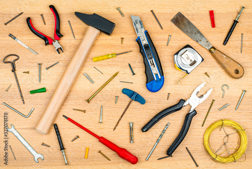 Ensemble d'outil de bricolage mélangés sur une table en bois clair type pin