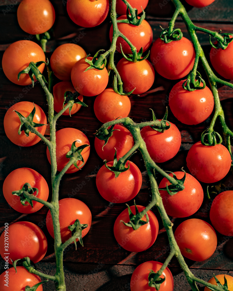 tomates cherry en tabla de madera cuchillo de chef y vegetales ajo cebolla tomillo y pimiento con mantequilla tomates cherry en tabla de madera cuchillo de chef y vegetales ajo cebolla tomillo y pimiento con mantequilla