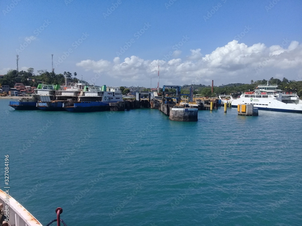 Visão do Ferry Boat para a Ilha Itaparica