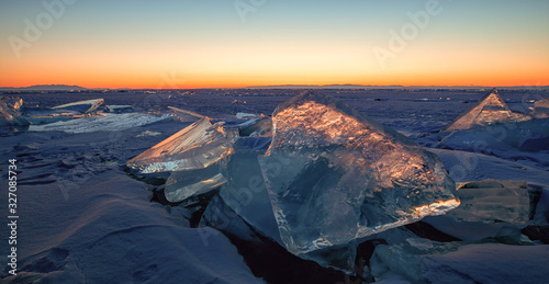 Riesige, transparente und leuchtende Eisschollen am Ufer des Baikalsee