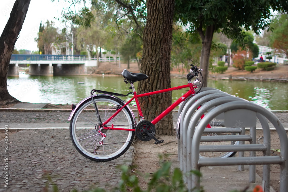 bicicleta roja estacionada en el parque