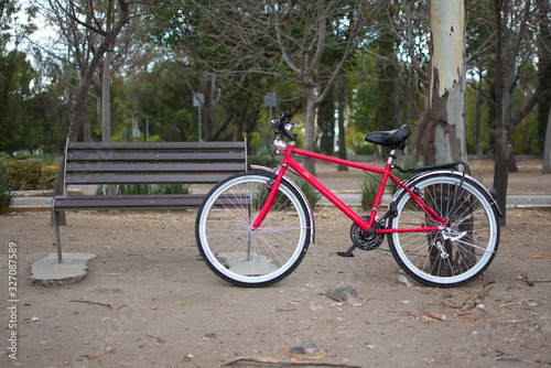 Bicicleta aparcada en una banca del parque