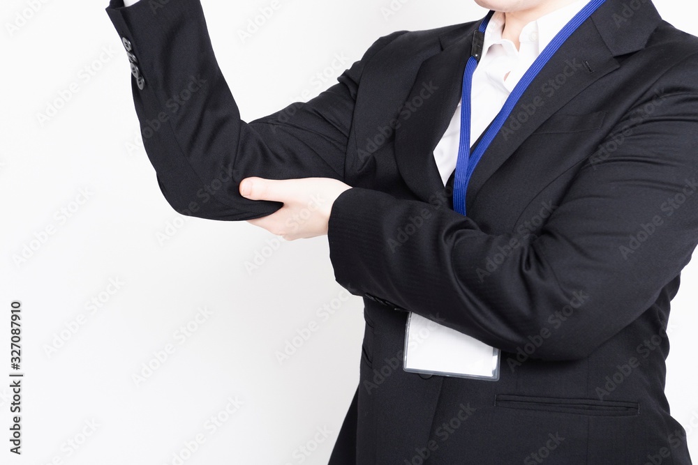 腕を押さえる女性 腕を押さえる女性