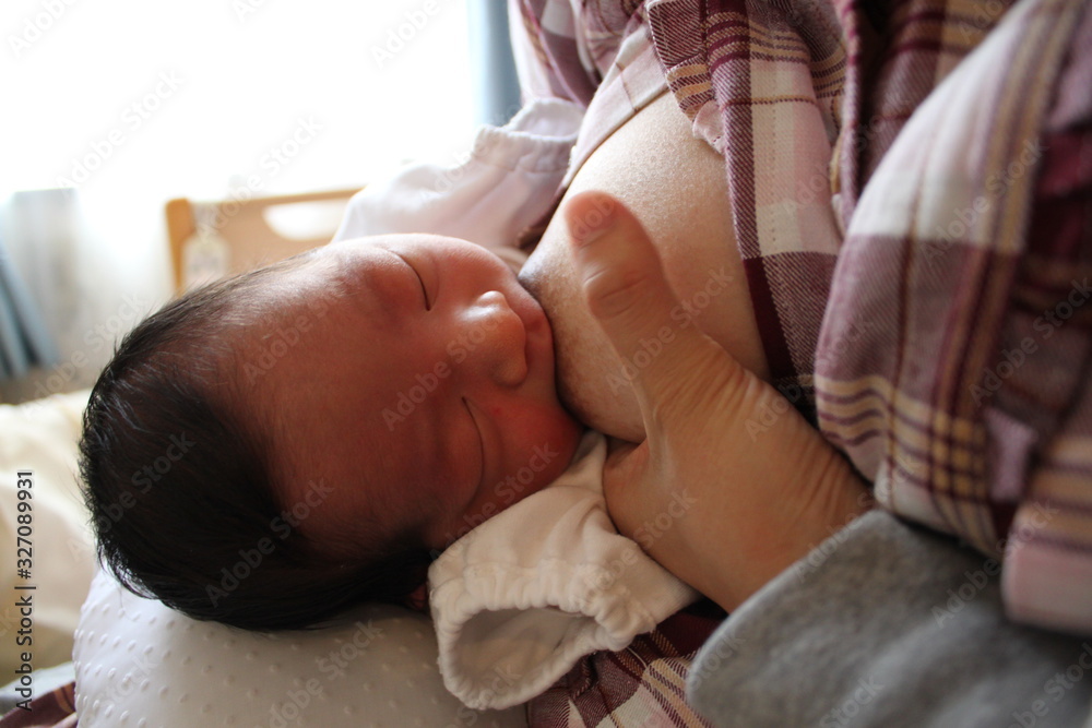 母乳を飲む赤ちゃん Stock Photo Adobe Stock