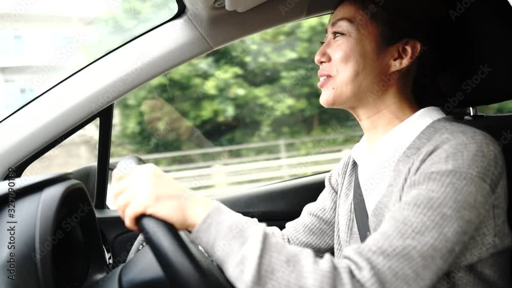 車を運転する女性 車を運転する女性