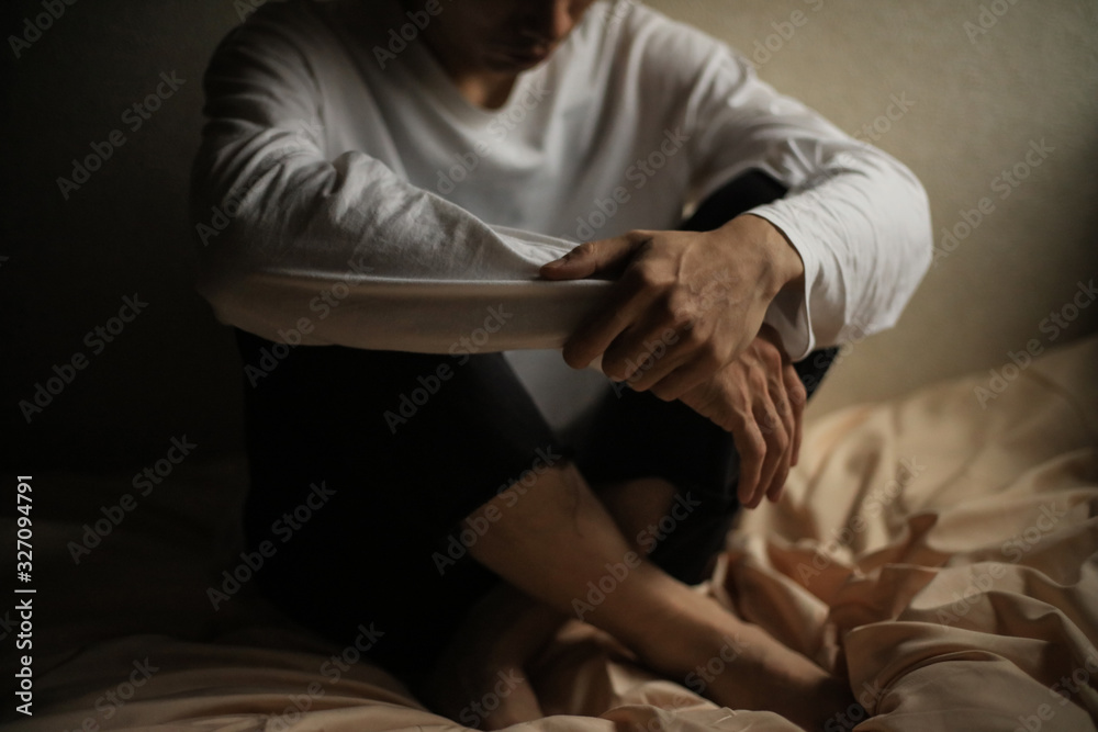 悲しみに暮れる男性 悲しみに暮れる男性