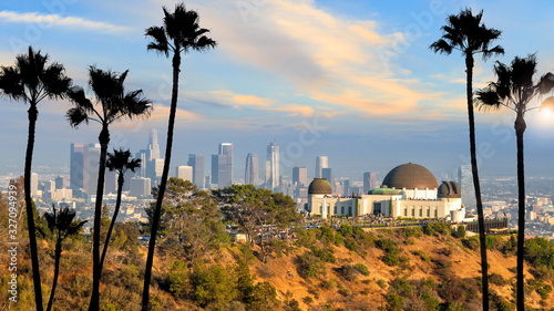 Photographie The Griffith Observatory and Los Angeles city skyline