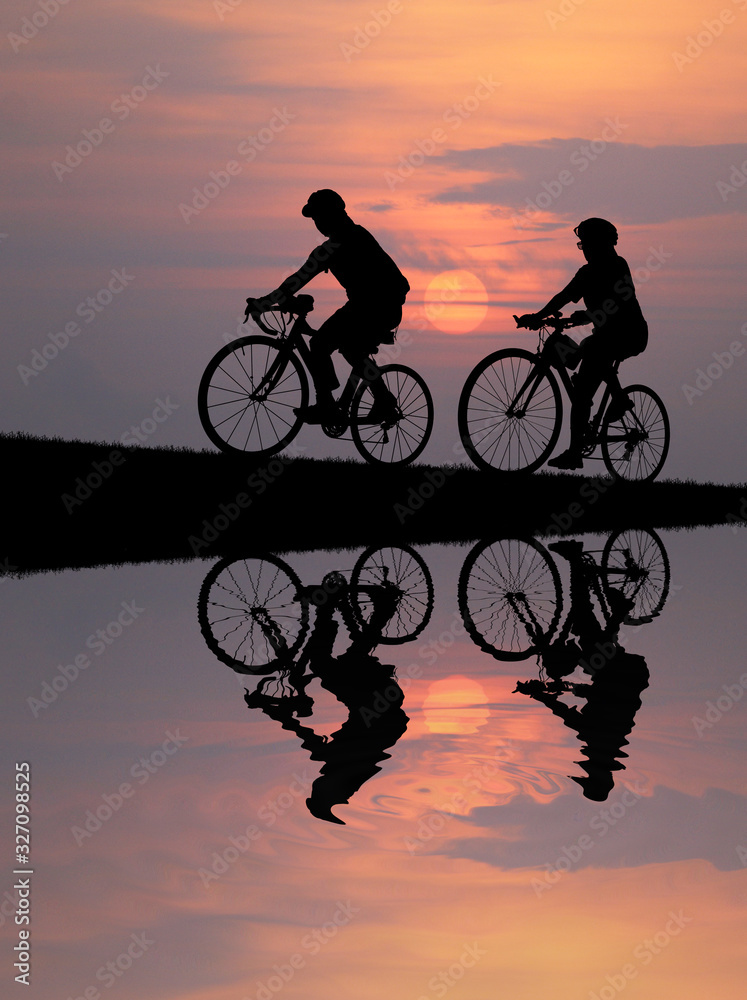 Obraz premium Silhouette Cycling on blurry sunrise sky background.