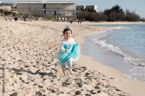 Piccola principessa in riva al mare photo