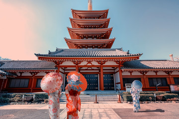 Wandcirkels Tokio Vrouwen in kimono bij Senso-ji  © Stockbym