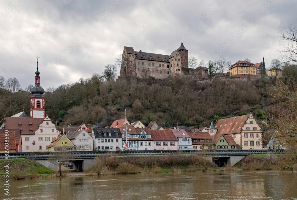 Obraz premium Blick über den Main auf die Altstadt von Rothenfels und Burg Rothenfels in Unterfranken in Bayern, Deutschland
